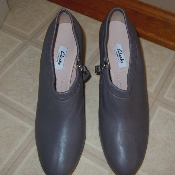 CLARKS ‘GRACE LOLA’ DK GRAY LEATHER BOOTIES HEELS SIZE 9 ½ EXC COND IN BOX - Picture 3 of 8